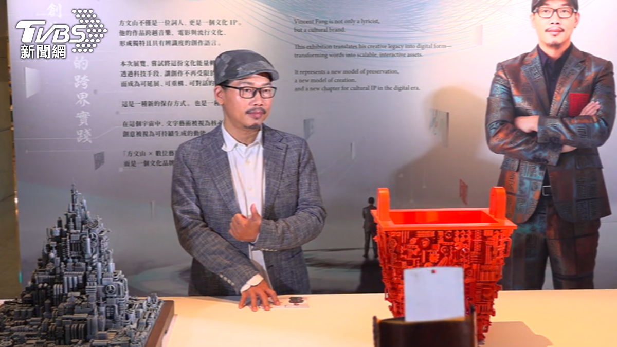 方文山親自為《方文山X數位藝術宇宙》導覽。（圖／謝弘睿攝）
