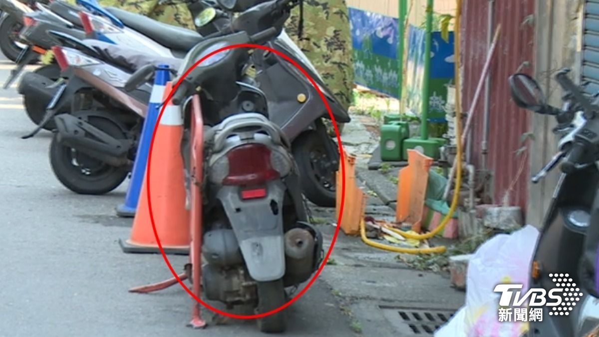 不滿無牌車亂停又占車格,民眾1分鐘檢舉1次。(圖/TVBS)