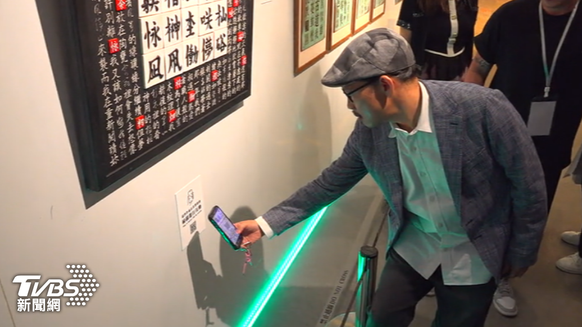 掃描圖示後，方文山AI數位分身能即時對話。（圖／謝弘睿攝）