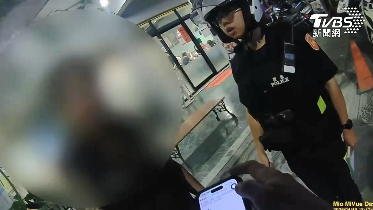 男騎士違規轉彎遭攔,被員警懷疑毒駕,但他拒絕受檢。 (圖/TVBS)
