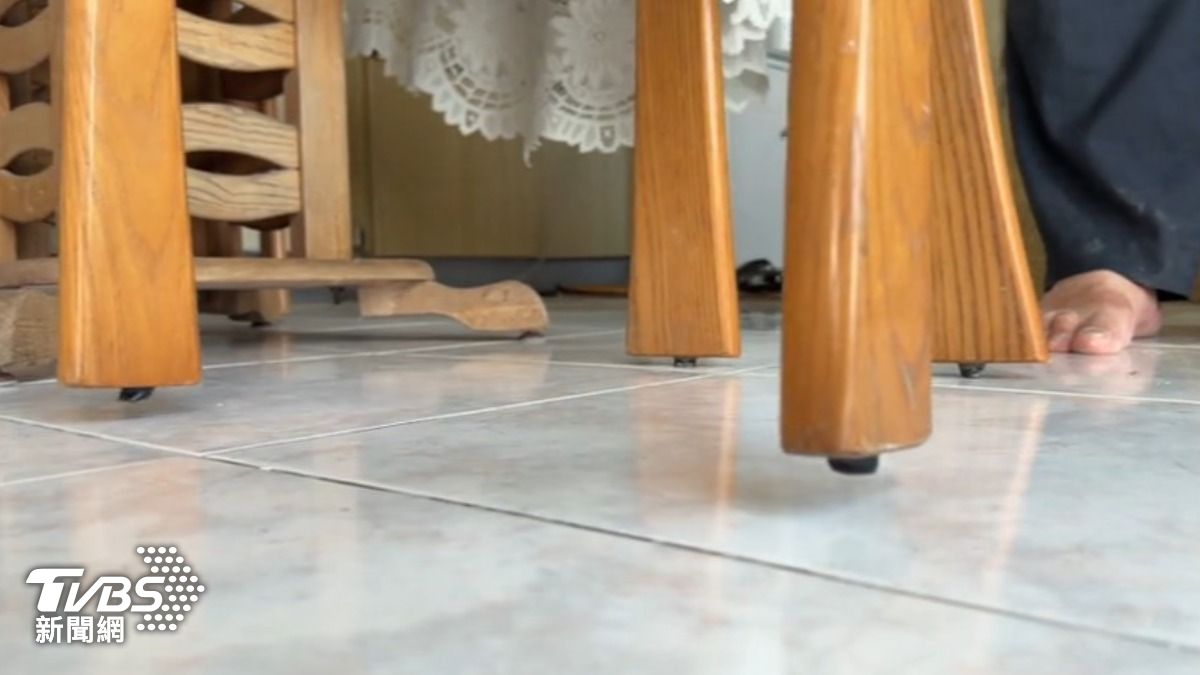 噪音源難抓！樓上挪桌椅，樓下嫌吵，中間樓層被誤會，物理老師揭「駐波」現象。（圖／TVBS）