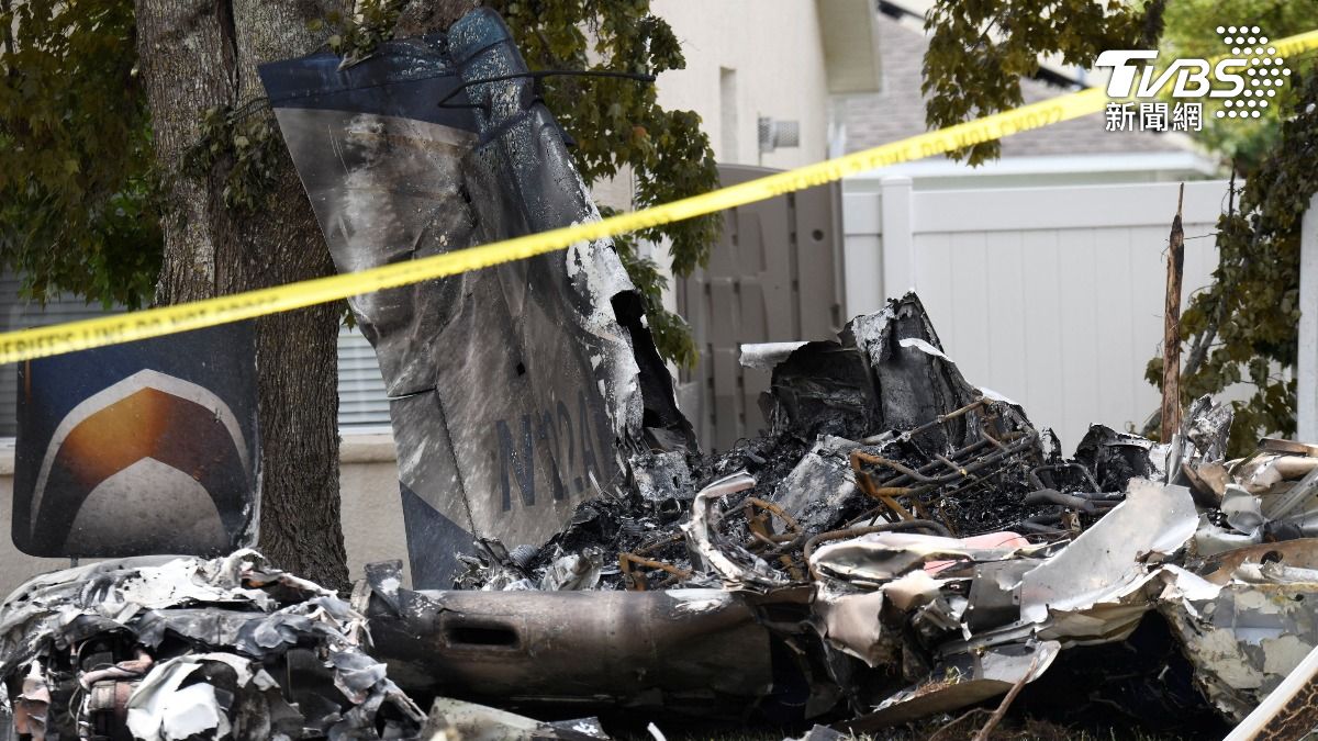 美國一架小型飛機失控墜毀佛州住宅區,造成1人死亡。(圖/達志影像路透社)