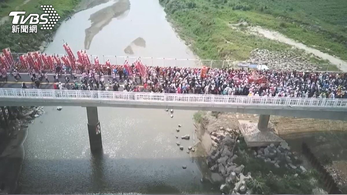 大甲媽祖遶境進入嘉義,藝人任賢齊也到場接駕抬轎(圖/TVBS)