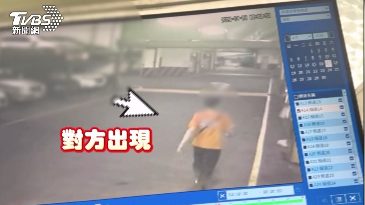 轎車在機械車位停車時,因鄰居操作移動車門被夾歪(圖/TVBS)