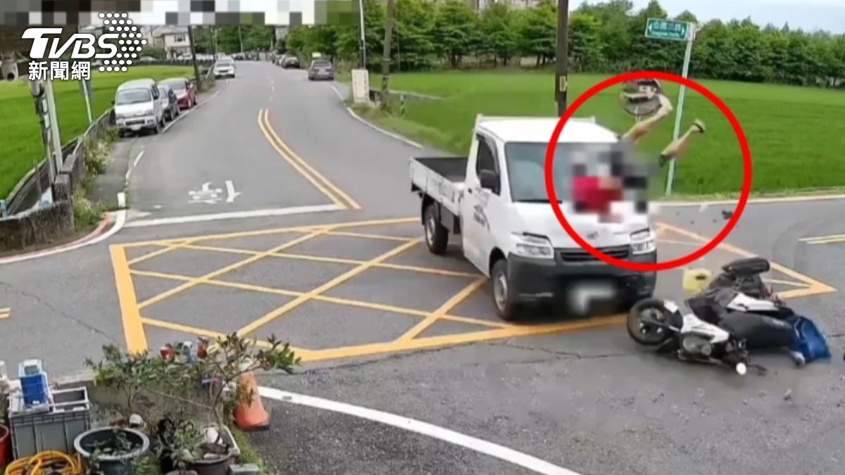 宜蘭驚悚車禍!貨車碰撞機車 男騎士「拋飛落地」畫面曝