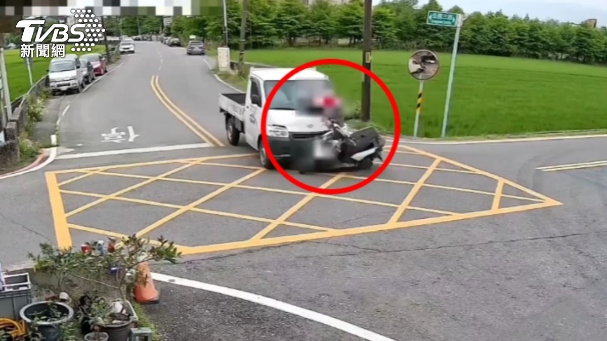 騎士當場被貨車撞上,人車噴飛。(圖/TVBS)