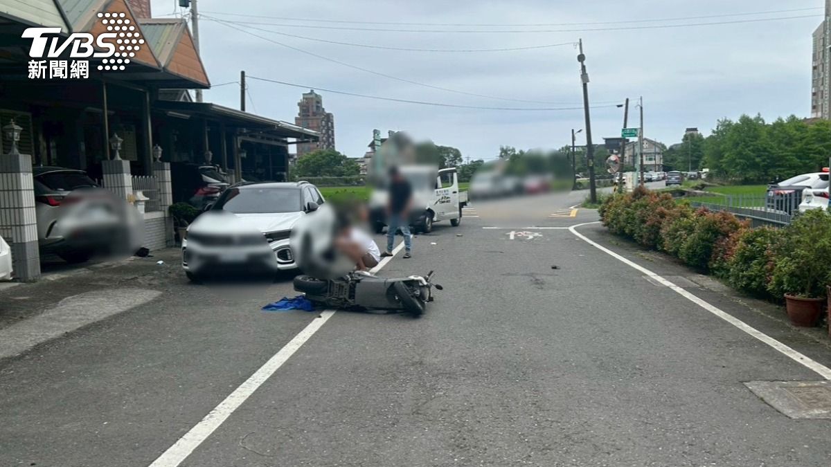 騎士當場被貨車撞上,人車噴飛。(圖/TVBS)