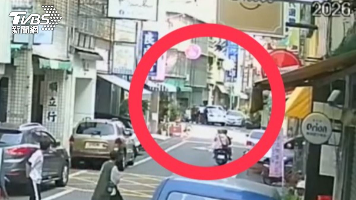 徐男出現後被撞強押上車。(圖/TVBS)