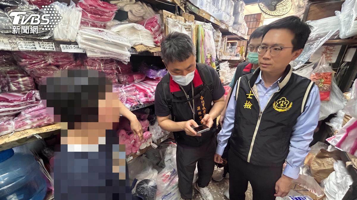 士檢主任檢察官劉東昀帶隊查訪北市塑膠製品店家。（圖／TVBS）