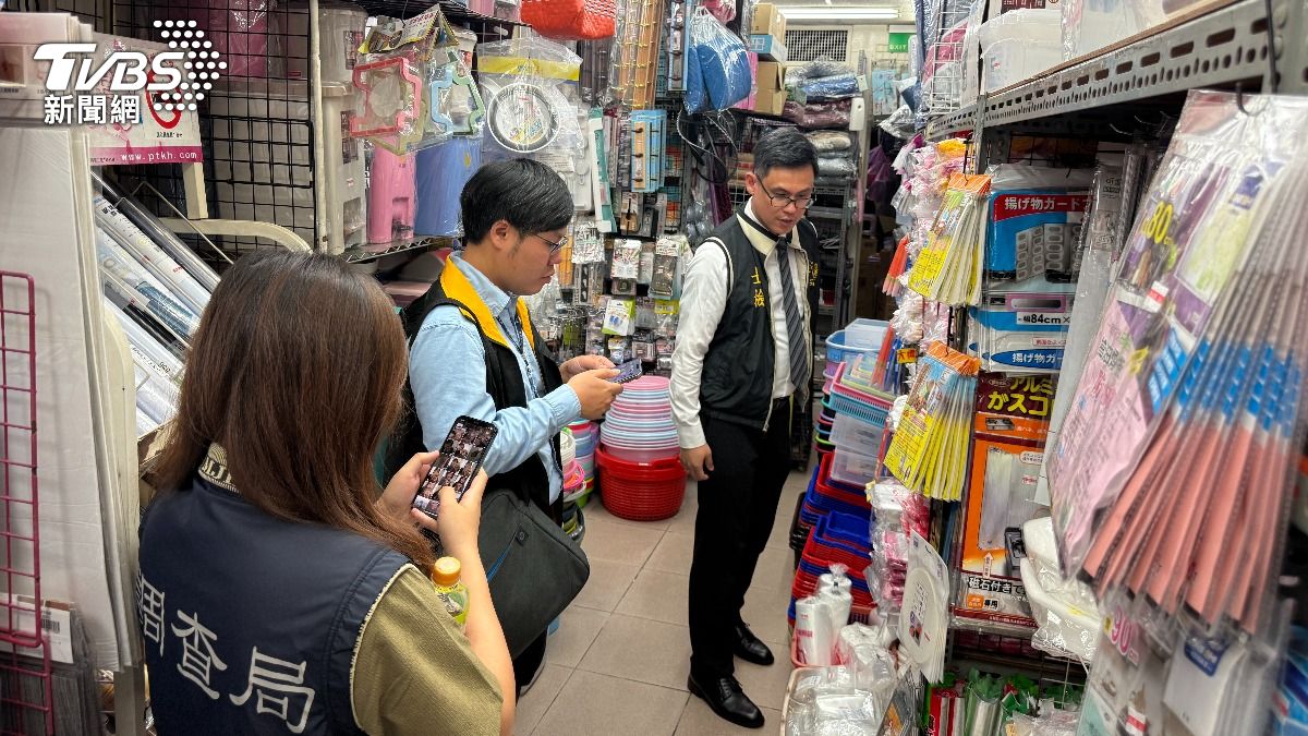士檢主任檢察官葉耀群帶隊查訪新北市塑膠製品店家。(圖/TVBS)