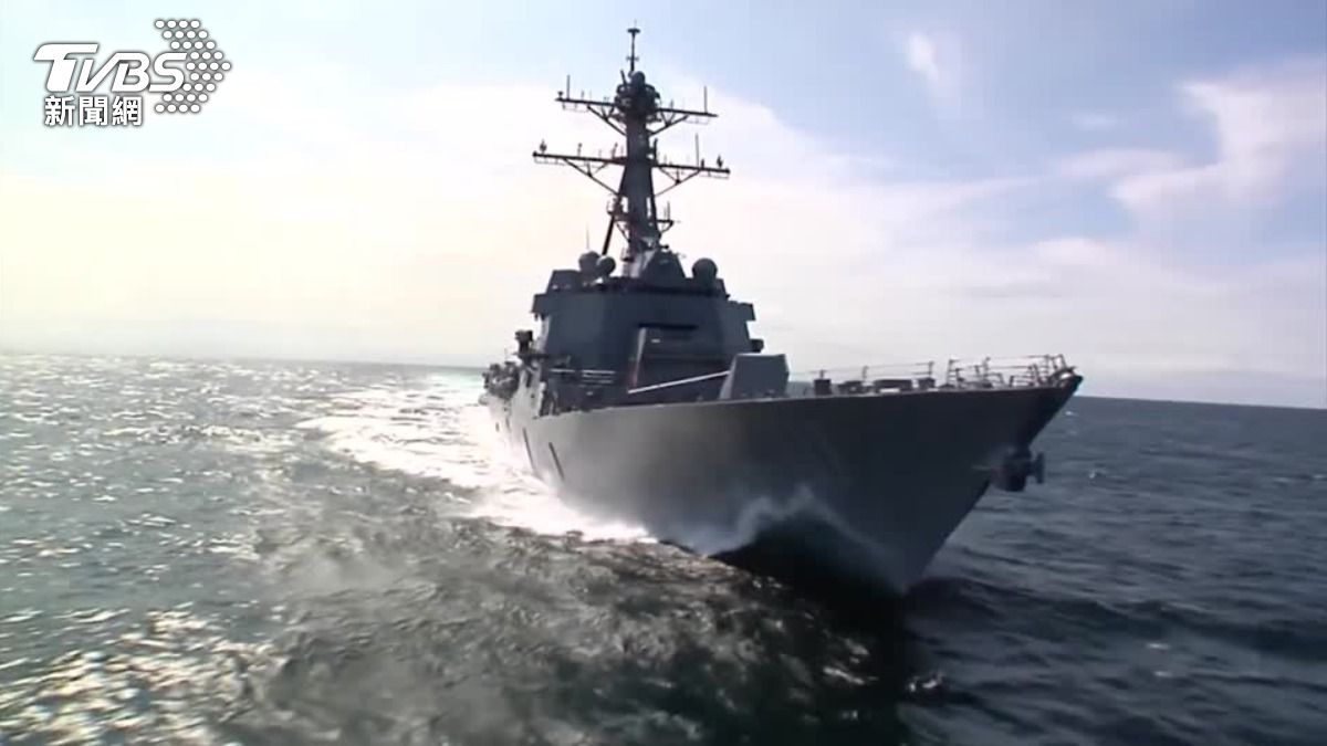 一艘伊朗貨船試圖突破海上封鎖，遭美軍驅逐艦連射「MK45艦砲」攔停。（圖／達志影像路透社）