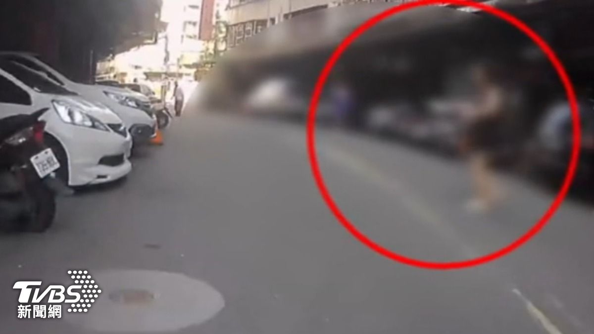 6旬婦當街持雙刀衝向學生揮砍。（圖／翻攝我是板橋人）