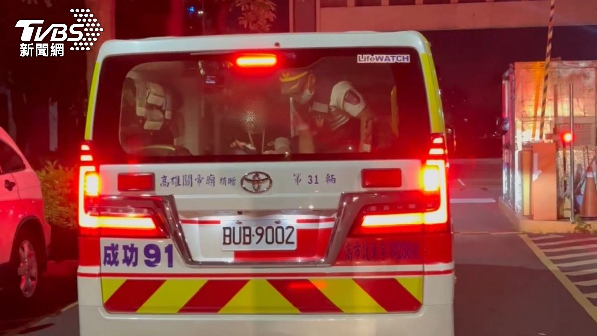 警方抵達現場時,發現陳姓男子左手臂疑似遭利器割傷,隨即協助將傷者交由119救護人員送醫治療。(圖/TVBS)