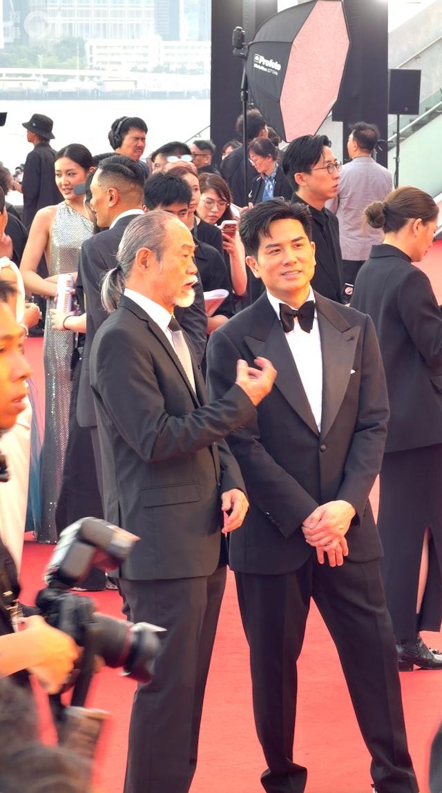 元華久違返港，與友人聊不停。（圖／香港01提供）