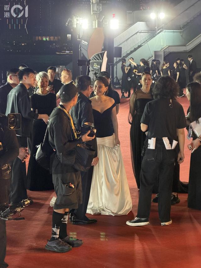 李心潔、梁家輝開心聊天笑開懷。（圖／香港01提供）