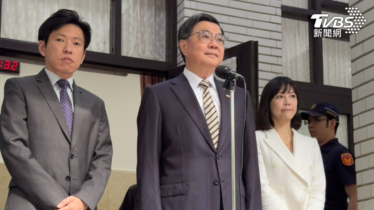 行政院長卓榮泰今天上午赴立法院報告「115年度中央政府總預算案」編製經過並備詢，並於會前受訪。（圖／劉庭宇攝）