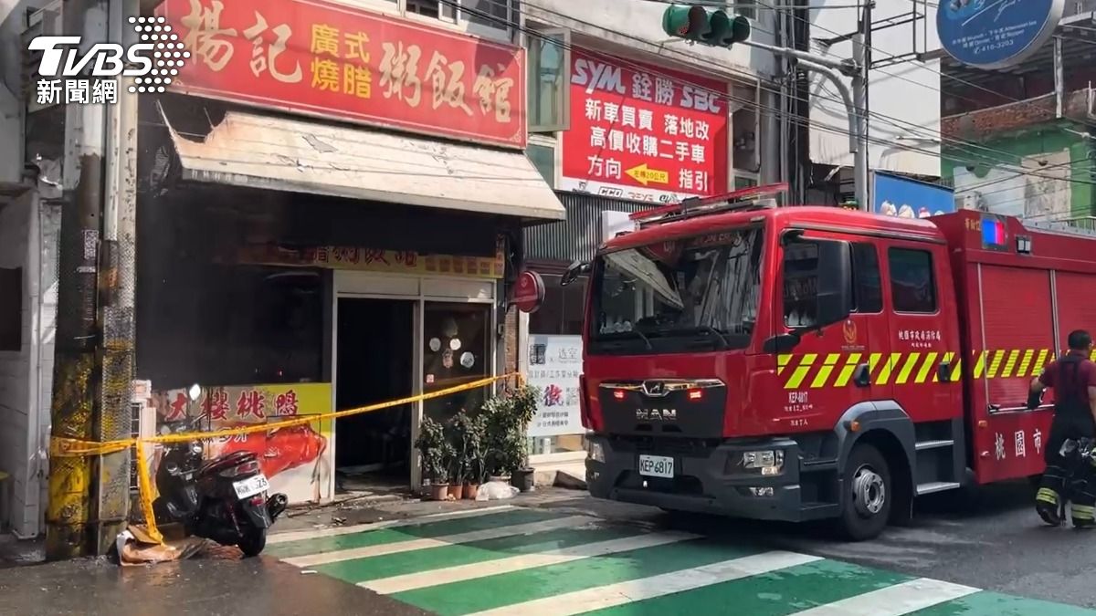 燒臘餐廳傳出火警,大批警消當場搶救。(圖/TVBS)