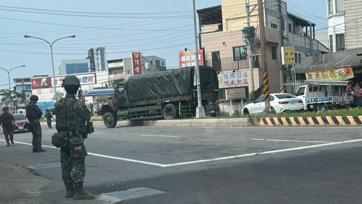 快訊／苗栗頭份軍方部隊移防　軍卡衝上分隔島