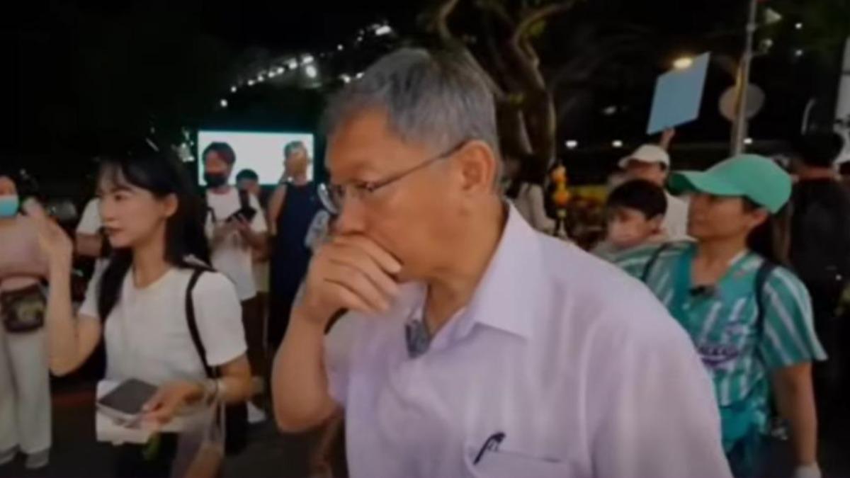 柯文哲受辣椒水波及，掩住口鼻。（圖／翻攝自劉芩妤臉書）