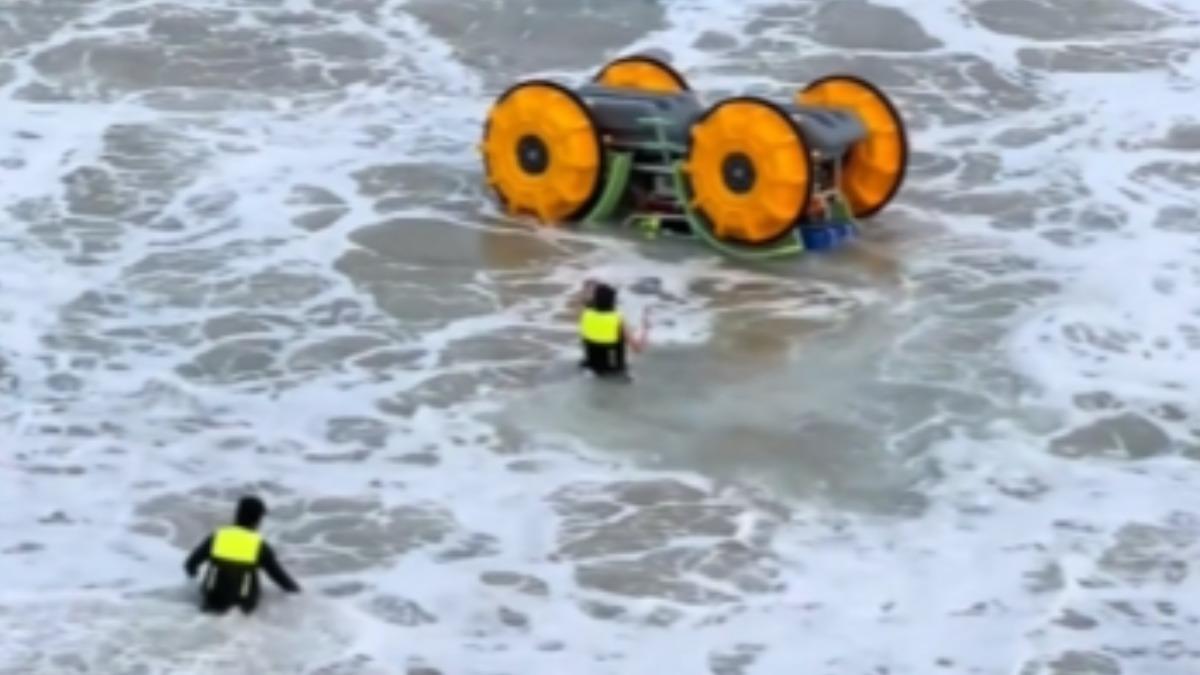 大陸深圳,發生海水突發波動,造成兩棲車被巨浪掀翻4人落海。(圖/微博)