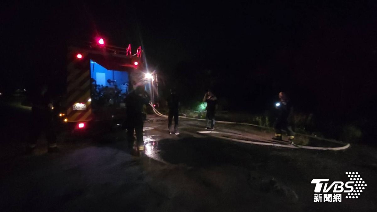 台東消防局打火弟兄摸黑在知本濕地搶救雜草火警,現場不僅缺乏水源也還得怪手開路挺進。(圖/TVBS)