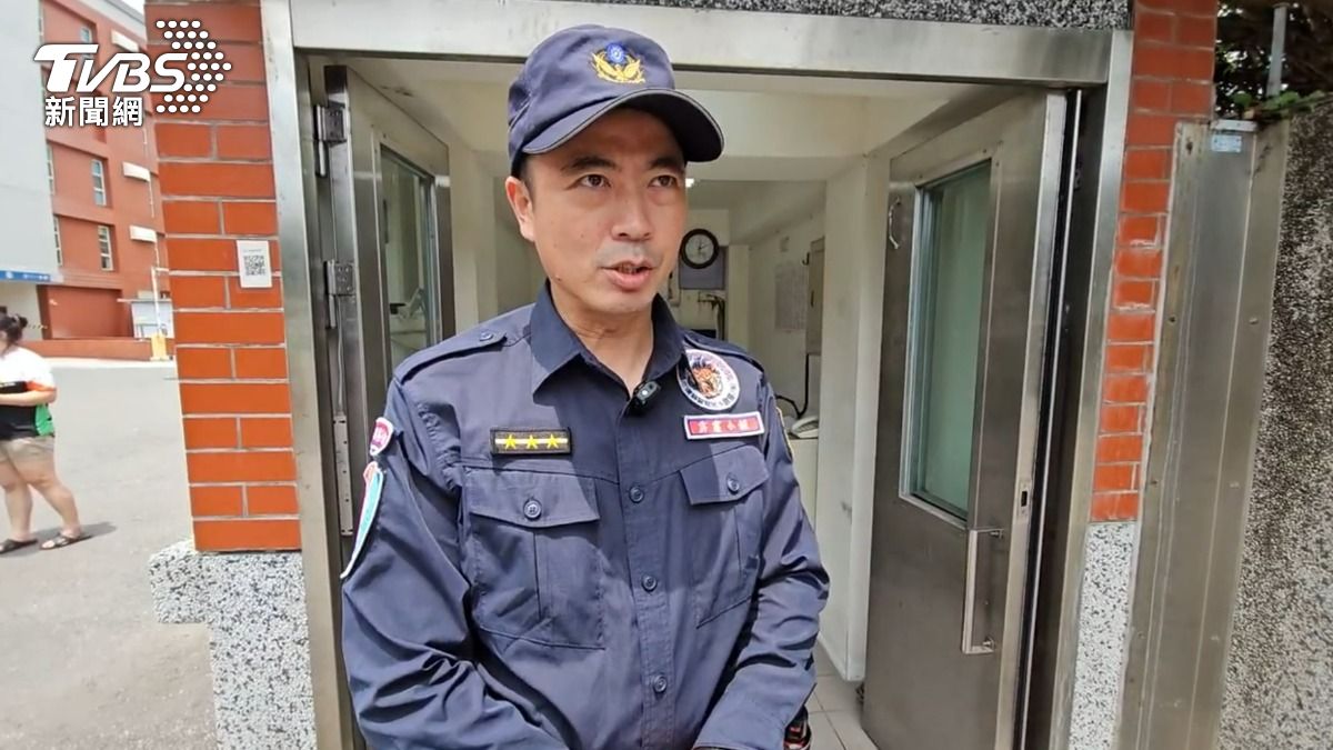 何篤霖胞兄打籃球突然暈倒，見義勇為的員警林佳輝熱心急救。（圖／TVBS）