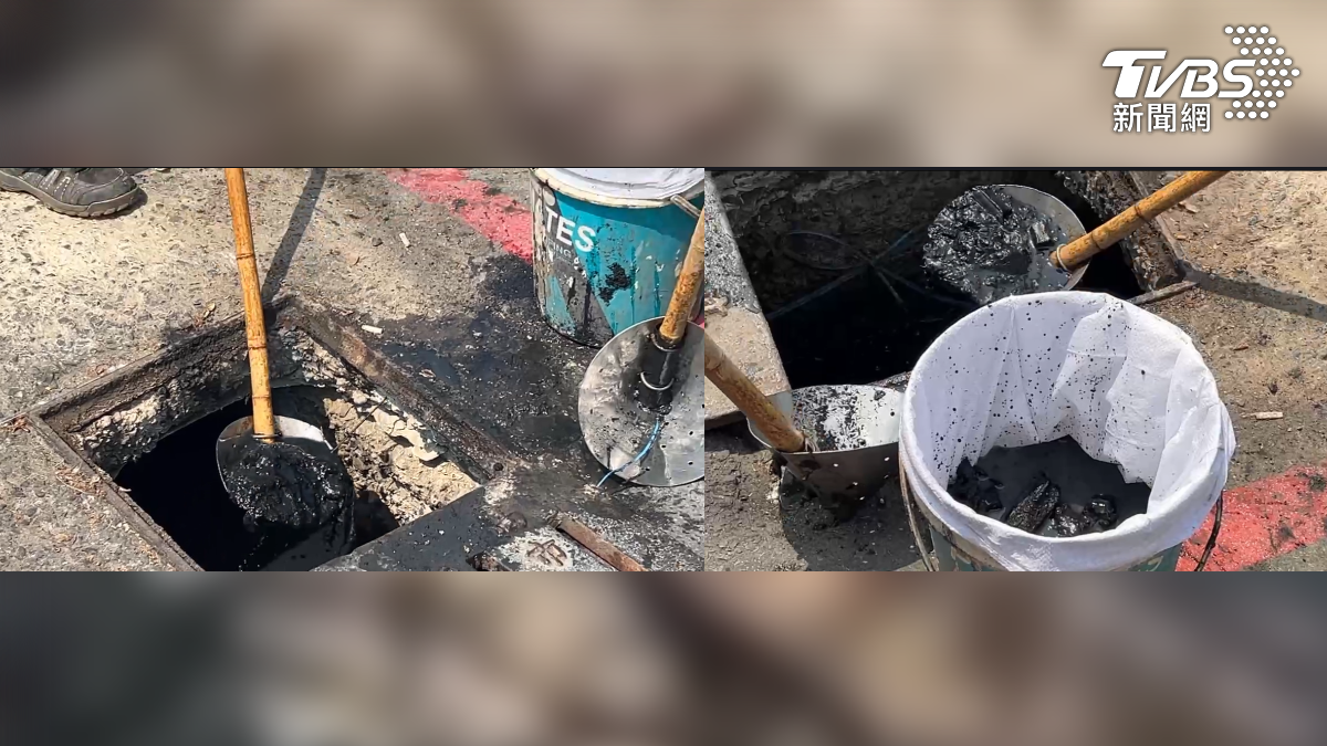 環保局獲報到場後,打開水溝蓋進行稽查,兩名人員輪流撈出一堆又一堆浸濕的木炭(圖/TVBS)