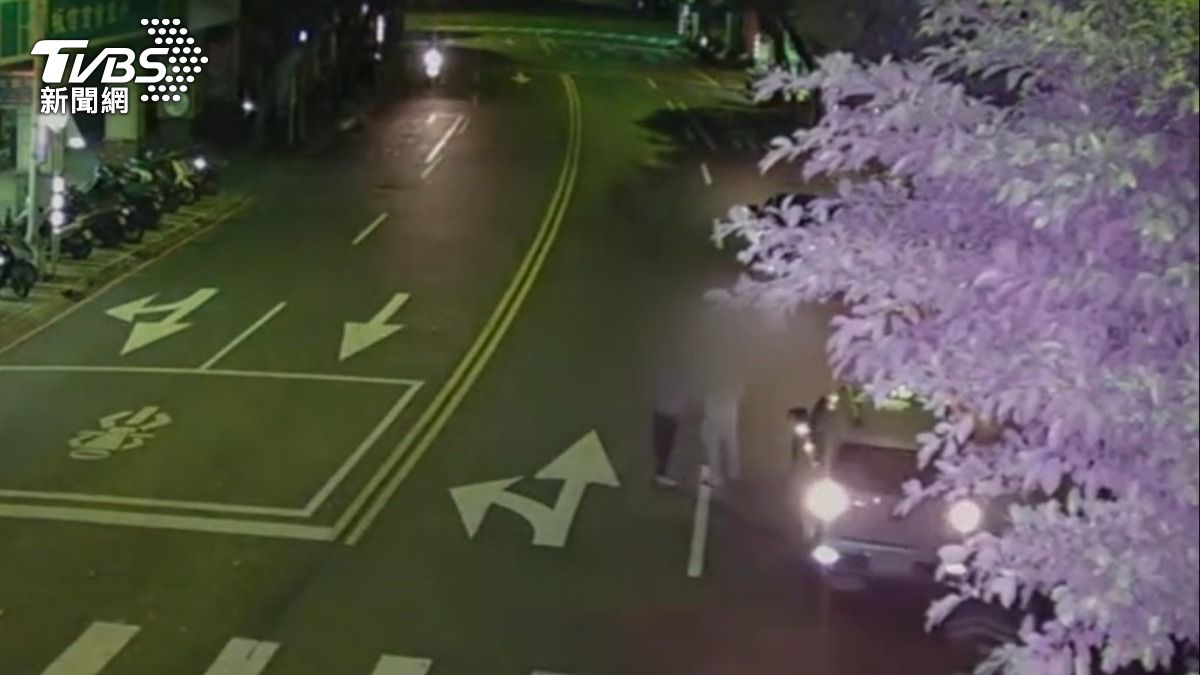 兩名司機在路中央發生衝突。(圖/TVBS)