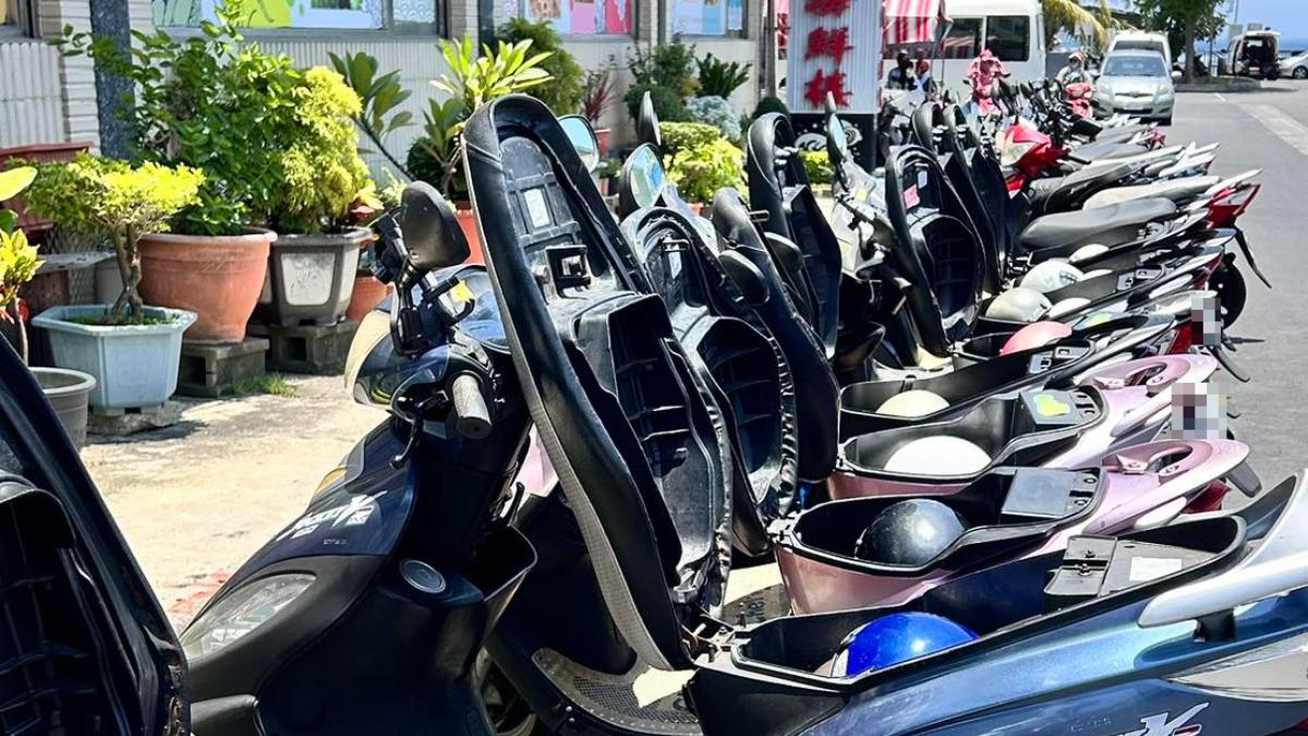 小琉球整排機車「座墊全開」!內行曝奇景真相:不做會後悔