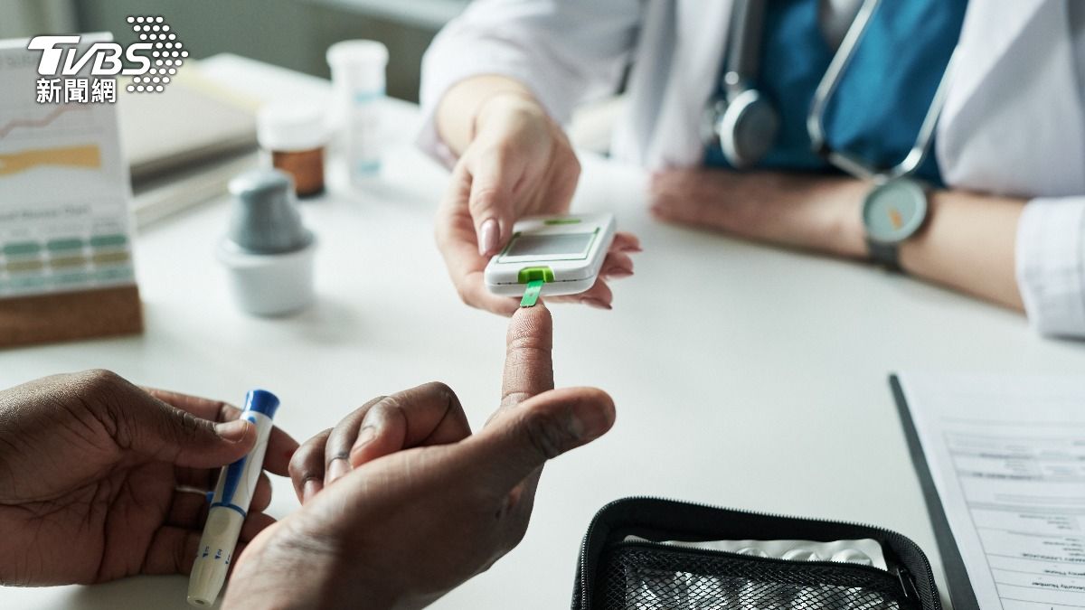 喝可樂血糖狂飆!男「偶爾口渴」竟患糖尿病 醫見數據驚:超標2倍