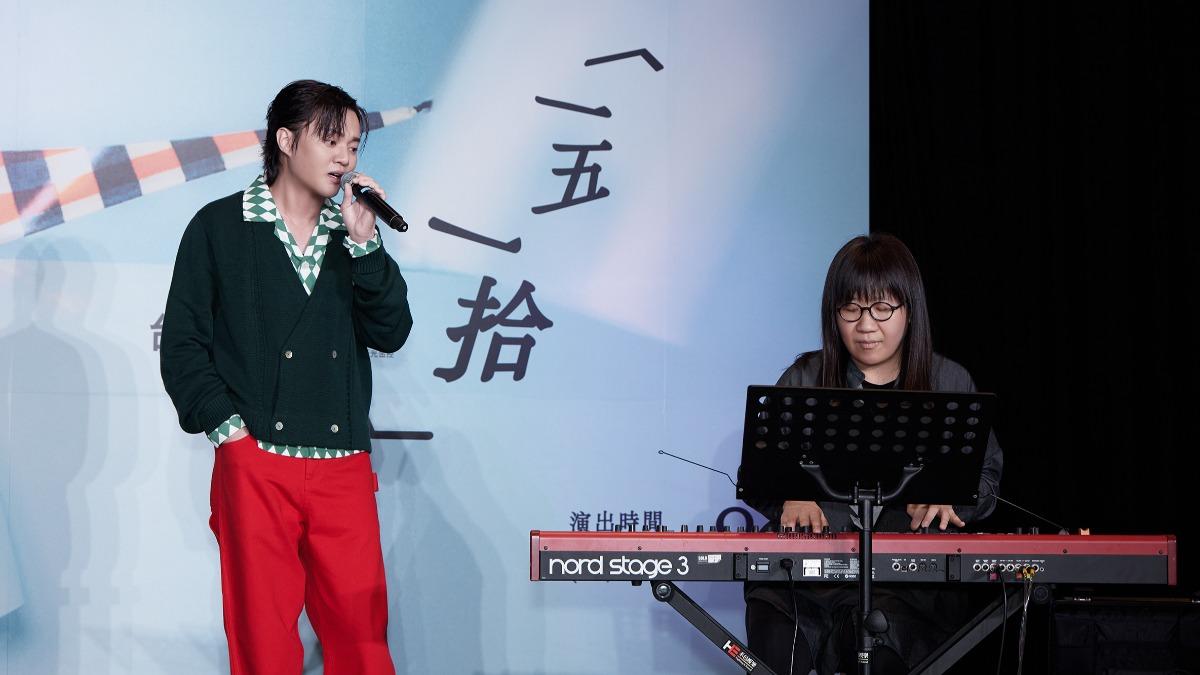 許富凱深情獻唱〈海海人生〉。（圖／寬宏藝術X何樂音樂提供）