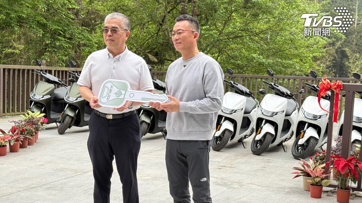 企業捐贈 10 輛電動機車予台大實驗林溪頭自然教育園區,台大實驗林管處處長(左),感謝花啟祥董事長(右)慷慨解囊。(圖/TVBS)