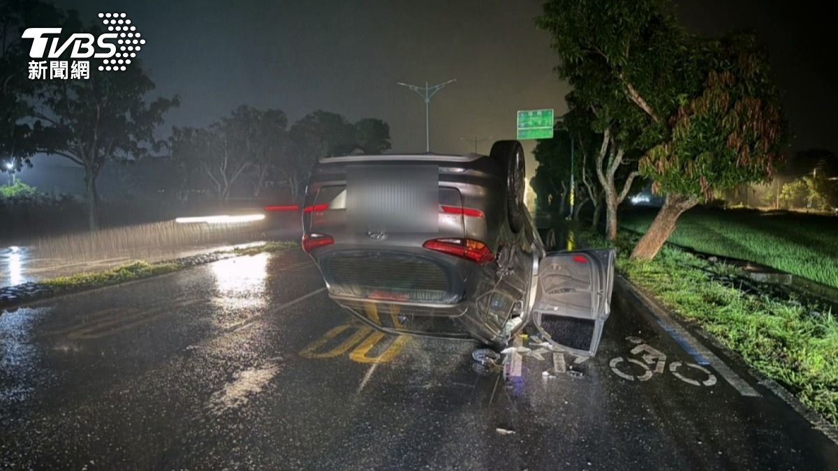 花蓮玉里陳姓駕駛酒後駕車上路,結果自撞路邊變電箱,車輛當場四腳朝天。(圖/TVBS)