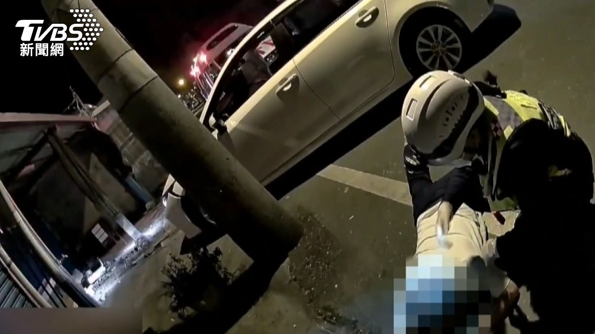 60歲的林姓駕駛趴在地上不停哀嚎,身上散發濃濃酒味。(圖/TVBS)