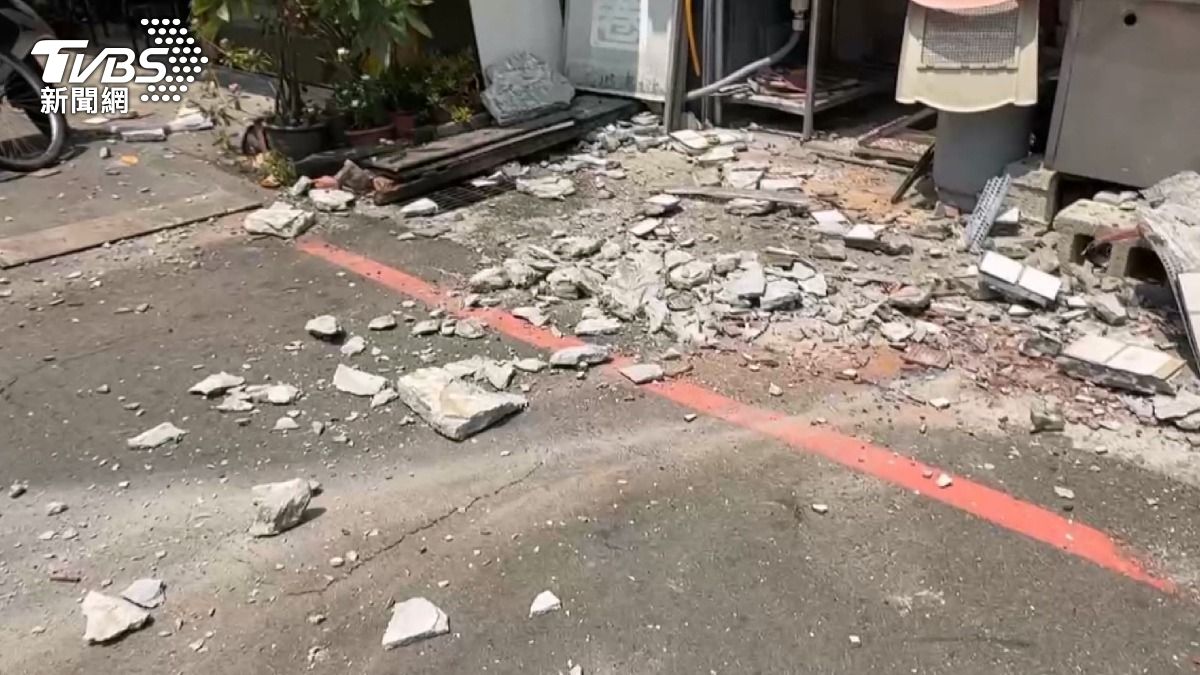 影片/用餐中「砰一聲」磁磚從天降!台中老樓外牆剝落 民眾驚:以為氣爆