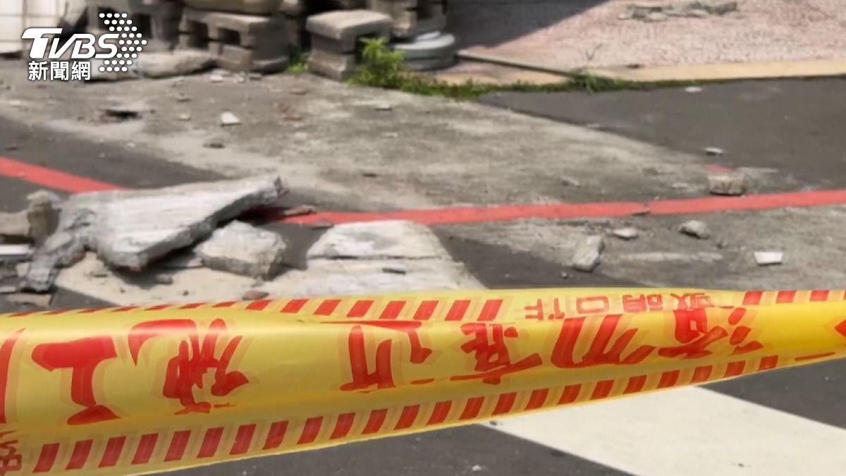 當時真的嚇死人,以為是氣爆,當時還有一位客人坐在騎樓下用餐,還好沒有被砸到。(圖/TVBS)