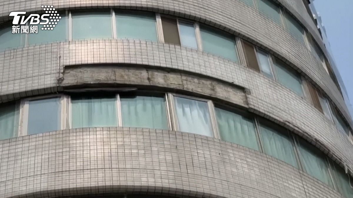 這棟屋齡約33年的大樓7樓外牆磁磚突然剝落,差點砸傷路過的行人與騎士。(圖/TVBS)