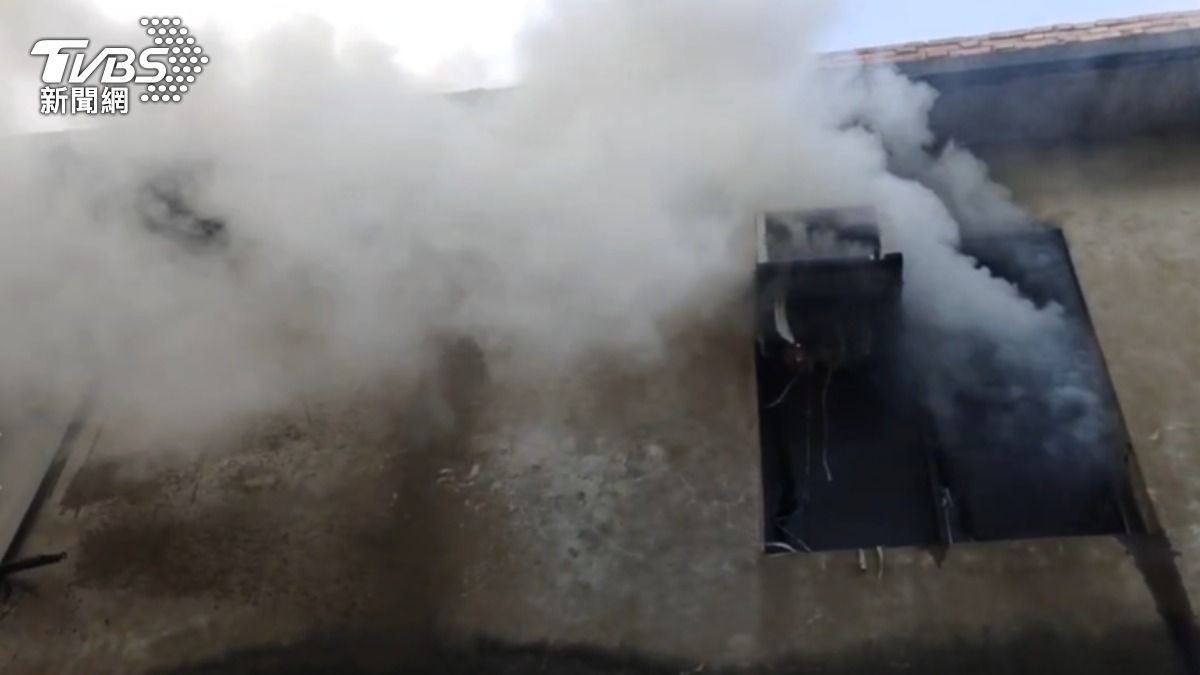 快訊/新竹住宅起火燃燒「濃煙沖天」畫面曝 警消灌救中