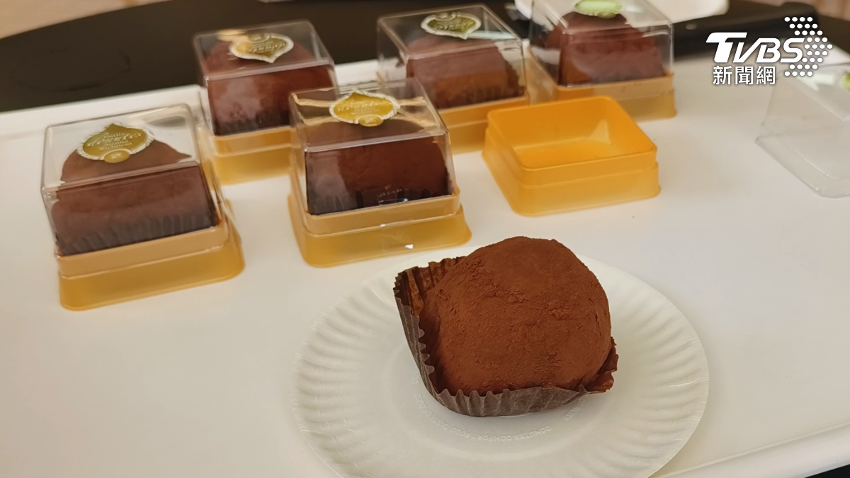 百貨專櫃則有一顆150元的版本,主打在開心果醬上下重本,味道比較濃郁。(圖/TVBS)