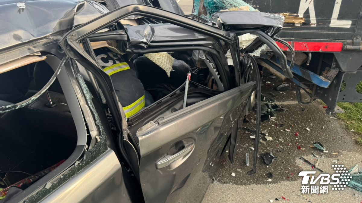 快訊/台中龍井轎車猛撞「嵌入」大貨車底 2人無生命跡象
