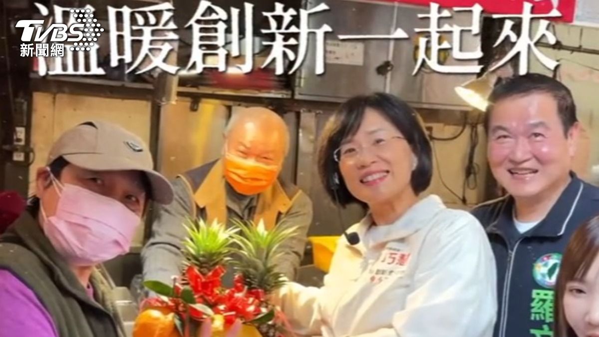 民進黨新北市長參選人蘇巧慧發布競選歌曲,以幽默全英語講評拚空戰。(圖/TVBS)