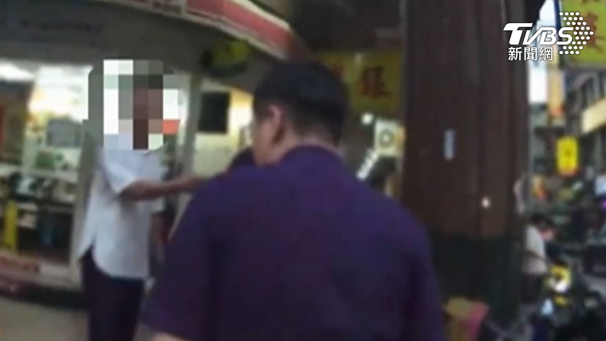 黃昏市場街頭扭打,兩男互毆拉扯,警獲報到場。(圖/TVBS)