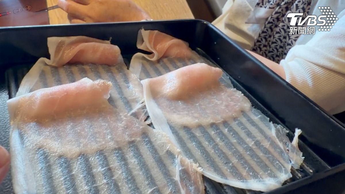 台東一家壽喜燒吃到飽餐廳近日遭消費者留下一星負評，指控店內肉片過薄，甚至「比衛生紙還薄」。（圖／TVBS）