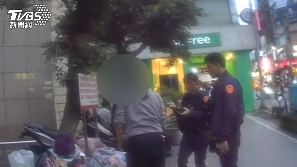 男遭控涉賣電子煙,警到場取締違規擺攤。(圖/TVBS)