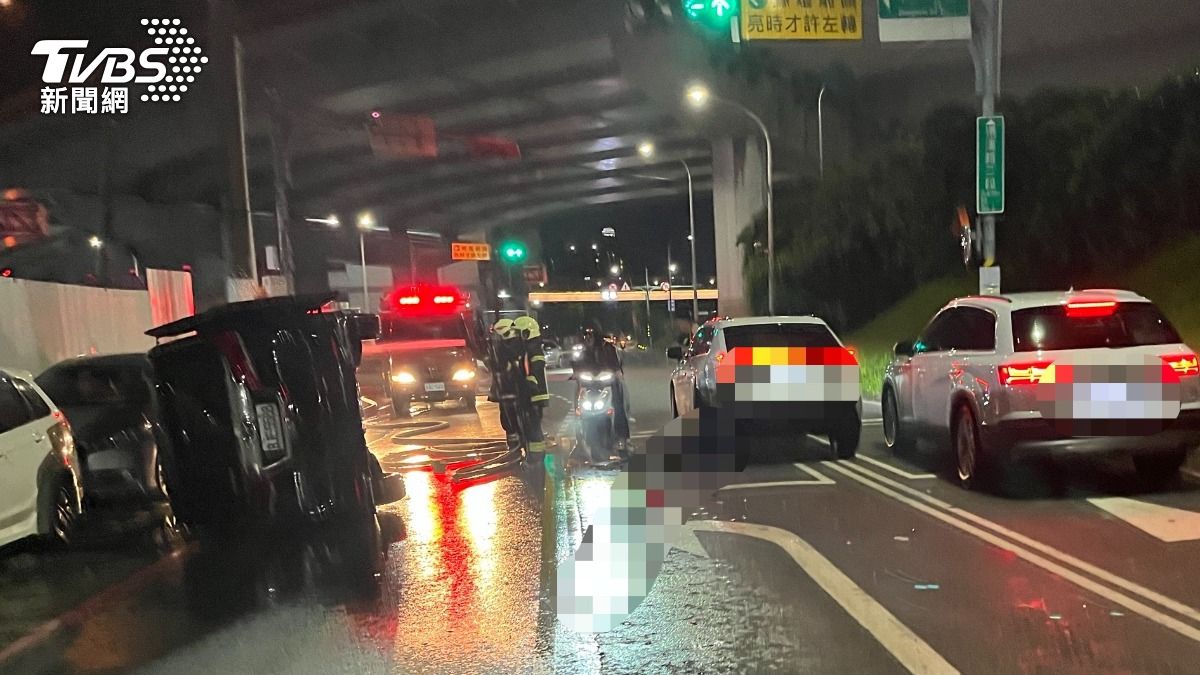 林男的車輛當場翻覆至對向車道。(圖/TVBS)