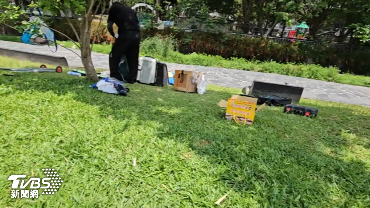 男攜帶家當霸公園。(圖/TVBS)