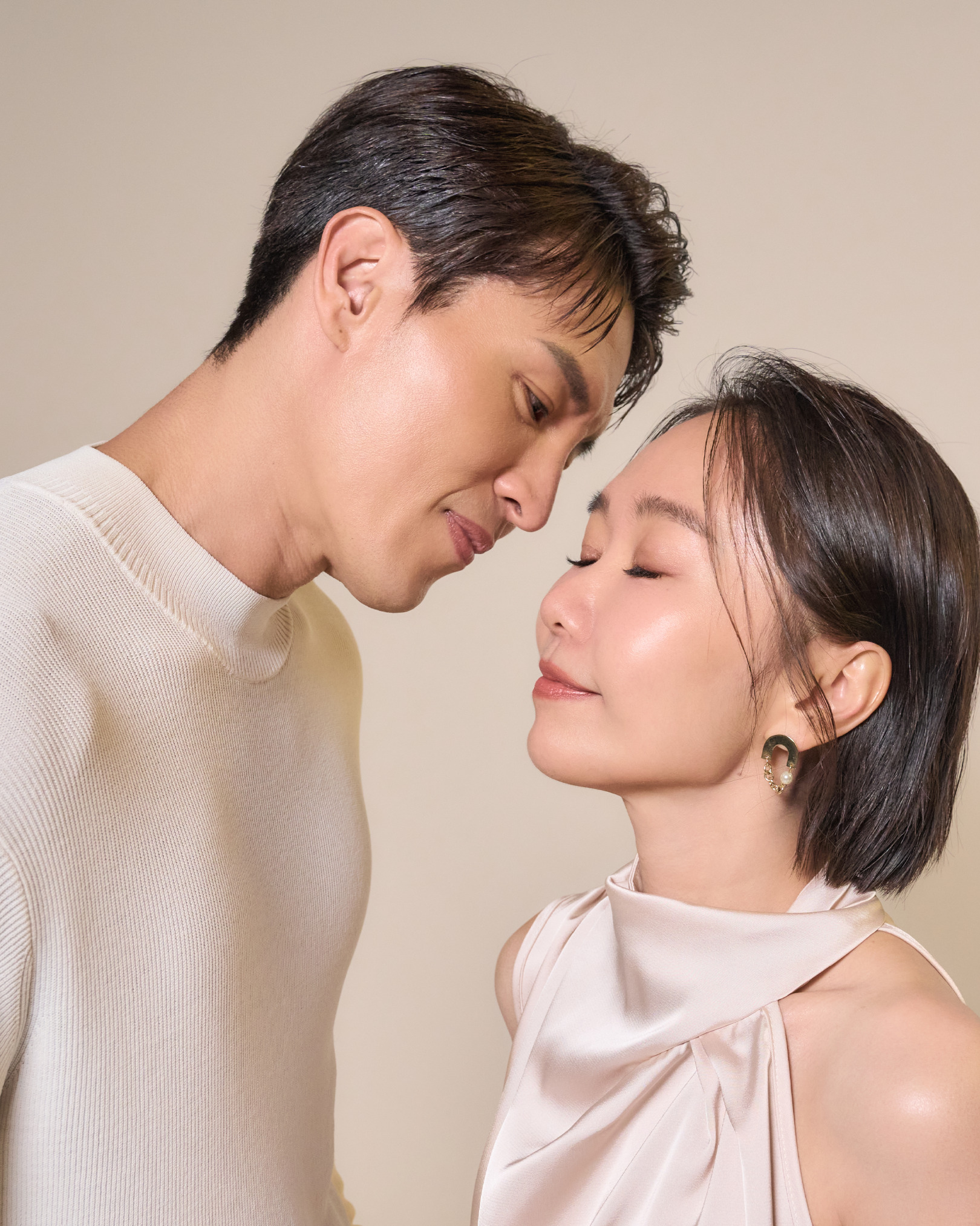 龍語申(左)、何依霈夫妻攜手成立護膚品牌。(圖/Renasu提供)