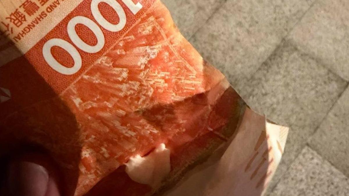 港人驚見「千元鈔包口香糖」丟地！網笑：紙巾是窮人在用