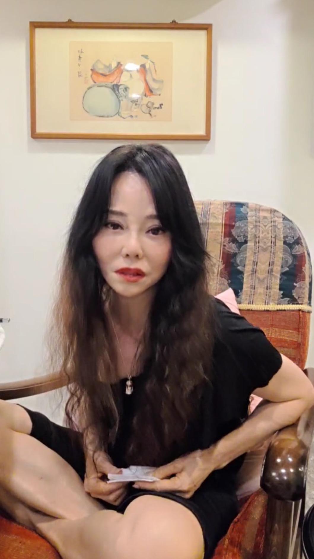 狄鶯不想再提年少輕狂的事情。(圖/翻攝自Twitch)