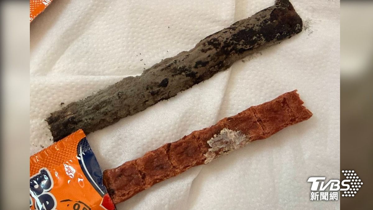 美式賣場販售的犬用牛肉條,拆開後竟然發霉,讓消費者不滿。(圖/TVBS)